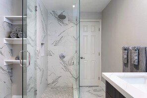 Douche, séchoir à cheveux, serviettes fournies, shampooing