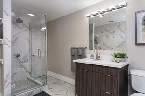 シャワー、ヘアドライヤー、タオル