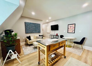 Living area - Lovely 2-bedroom apartment in Cambridge near Harvard and MIT (Cambridge)