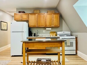 Private kitchen - Lovely 2-bedroom apartment in Cambridge near Harvard and MIT (Cambridge)