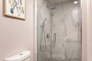 Bruser, hårtørrer, håndklæder, Shampoo