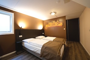 In-room safe, iron/ironing board, internet, bed sheets