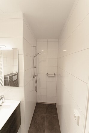Shower, towels, soap, shampoo - Fully furnished apartment on the Soester dunes (Soest)