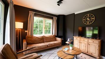 Smart TV, fireplace, ping pong, stereo