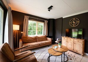 Smart TV, fireplace, table tennis, stereo