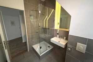 Douche, sèche-cheveux, serviettes fournies, papier toilette
