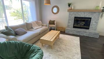 Télévision, cheminée