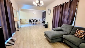 Smart TV - Royal Residence A3 - Gated Semi Detached Spacious Residence in Pereybere (Grand Baie)