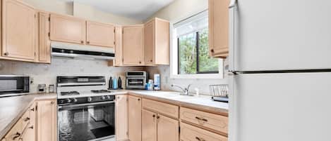 House, Multiple Beds (Dragonfly Deck) | Private kitchen