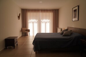 1 chambre, lit parapluie, Wi-Fi gratuit, draps fournis