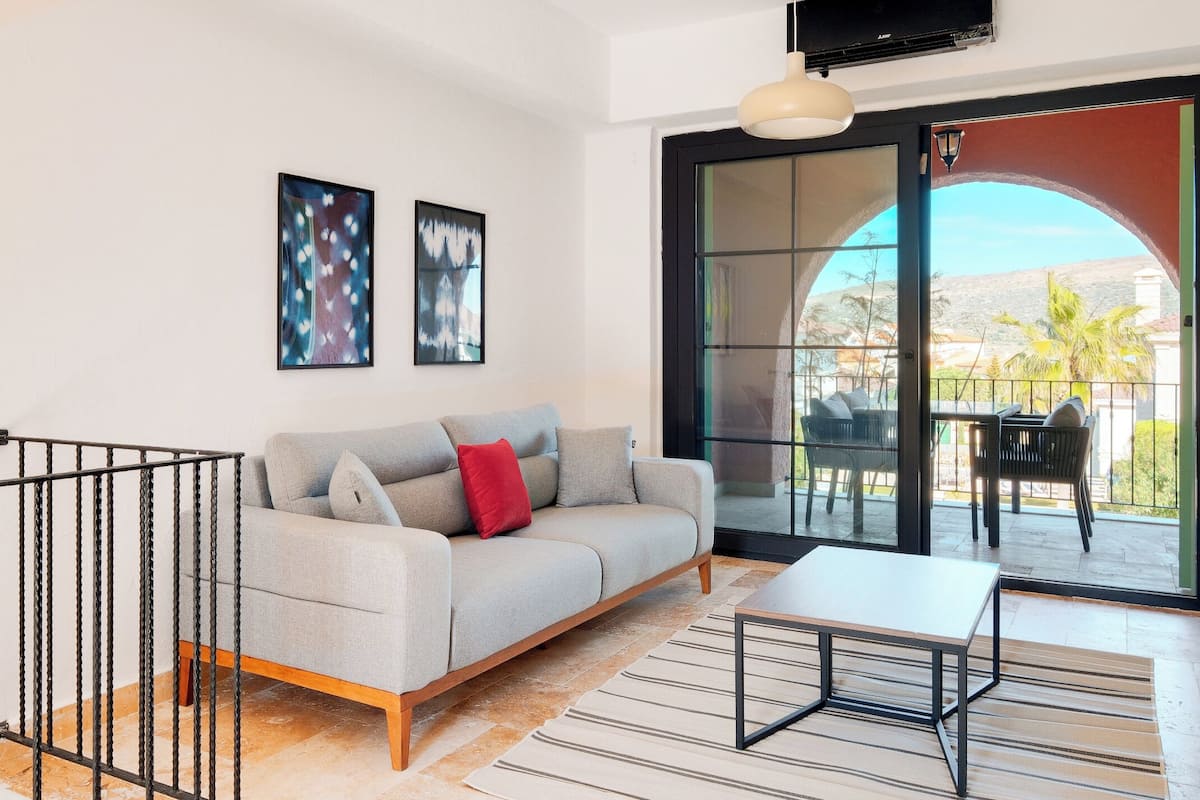 Vila premium, sacada, vista para a piscina | Ferros/tábuas de passar roupa, Wi-Fi de cortesia