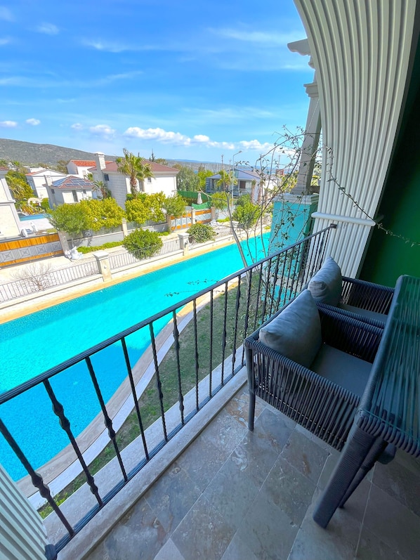 Vila superior, sacada, vista para a piscina | Terraço/pátio