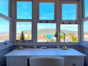 Vila romântica, vista para a piscina | Ferros/tábuas de passar roupa, Wi-Fi de cortesia