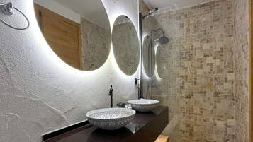 Villa superior, balcón, vistas a la piscina | Baño