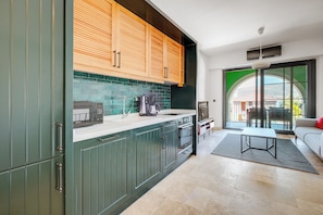 Vila superior, sacada, vista para a piscina | Cozinha privada