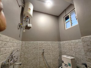 Secador de cabelo, bidê, toalhas de banho, sabonete