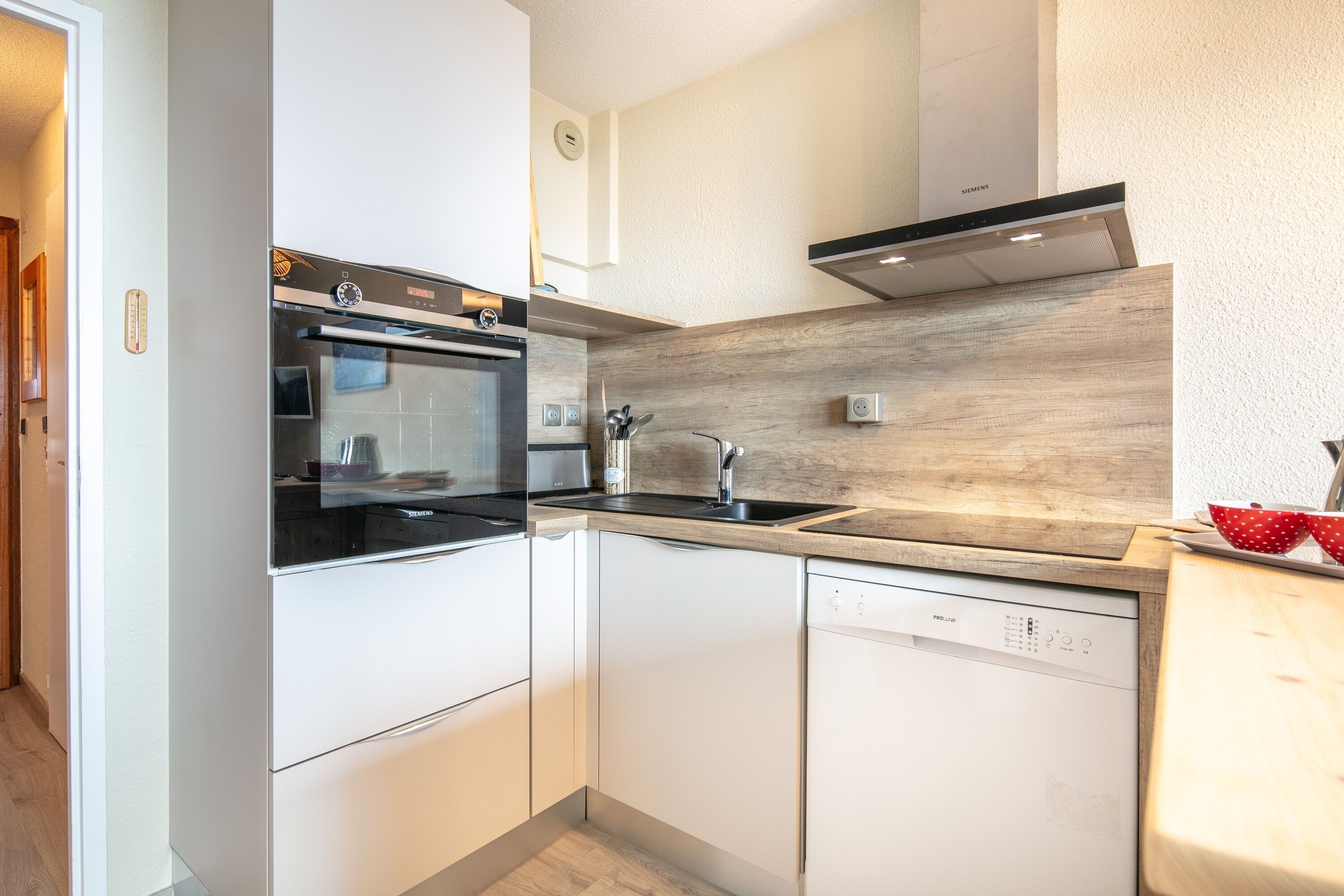 Kjøleskap, mikrobølgeovn, ovn og oppvaskmaskin