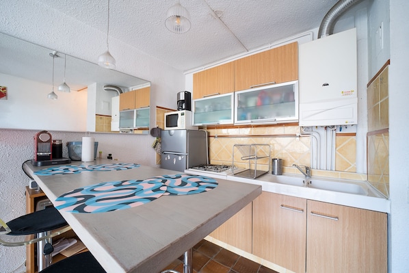 Fridge, microwave, oven, coffee/tea maker