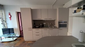 Cafetera y tetera, refrigerador, microondas y lavavajillas 