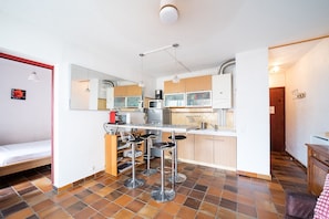 Fridge, microwave, oven, coffee/tea maker