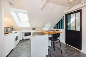 Fridge, microwave, oven, coffee/tea maker
