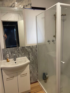 Bidet, serviettes fournies, savon, papier toilette