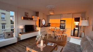 Un apartamento moderno con sala de estar, comedor y cocina.