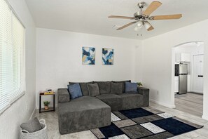 Smart TV - 1BR/1BA Pet-Friendly Close to Downtown Lakeland (Lakeland)