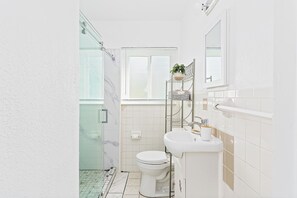 Dusche, Haartrockner, Handtücher, Seife