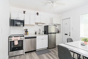 Private kitchen - 1BR/1BA Pet-Friendly Close to Downtown Lakeland (Lakeland)