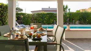 Outdoor dining - Villa Due Mari - Retreat by the beach with private pool (Siracusa)