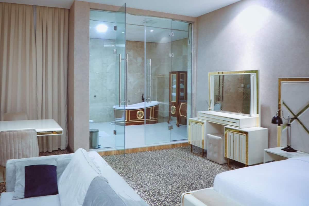 Habitació Deluxe | Bany | Banyera i dutxa independents, articles de tocador gratuïts i tovalloles