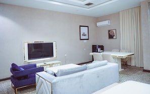 Deluxe Room | Meja, ruang kerja komputer riba, Wi-fi percuma