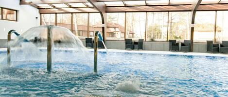 Una piscina al aire libre de temporada