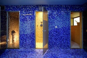 Een sauna, een bubbelbad, een stoombad, lichaamsbehandelingen