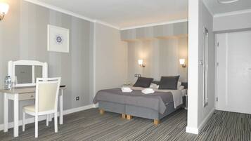 Classic Studio, Partial Lake View | Iron/ironing board, free WiFi