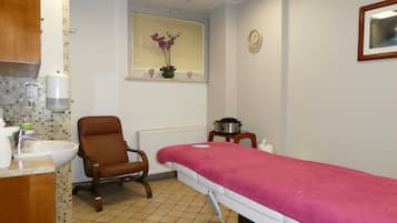 Sauna, hot tub, steam room, body treatments, hydrotherapy