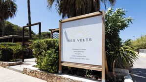 A sign for SES VELES B&B listing amenities like 2 bedrooms, a restaurant, private pool, garden, and beds. - SES VELES IBIZA HOUSE (Santa Eulalia del Rio)