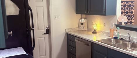 Microondas, parrilla de estufa y lavavajillas