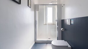 Douche, sèche-cheveux, bidet, serviettes fournies