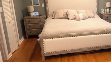 4 bedrooms, iron/ironing board, WiFi, bed sheets