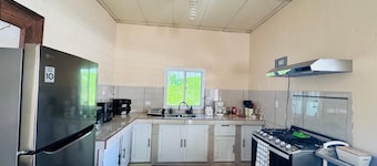 Cozy 2-bedroom house in welcoming Puerto Barrios with AC