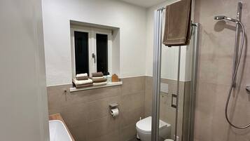 Dusche, Haartrockner, Handtücher, Seife