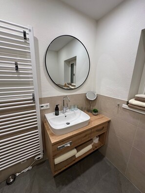 Dusj, hårføner, håndklær og såpe