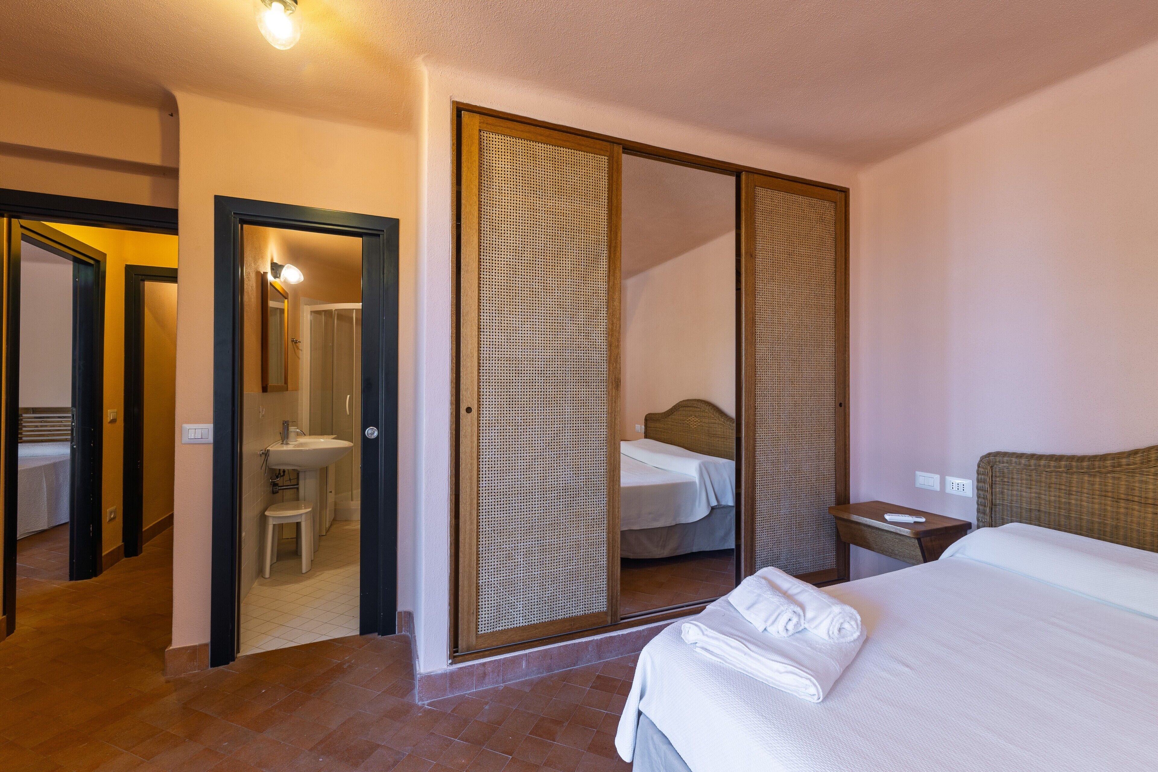 6 camere, ferro/asse da stiro, Wi-Fi, lenzuola