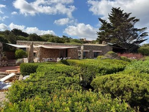 Property grounds - Villa 'S'Incantu' with Sea View, Wi-Fi and Air Conditioning (Portobello)