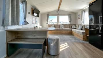 House, 3 Bedrooms, Smoking, Patio | Living room