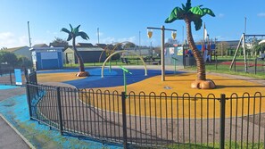 Casa, 3 dormitoris, fumadors, pati | Pista esportiva