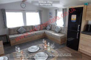 House, 3 Bedrooms, Smoking, Patio | Living room