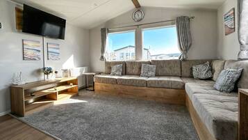 House, 3 Bedrooms, Smoking, Patio | Living room